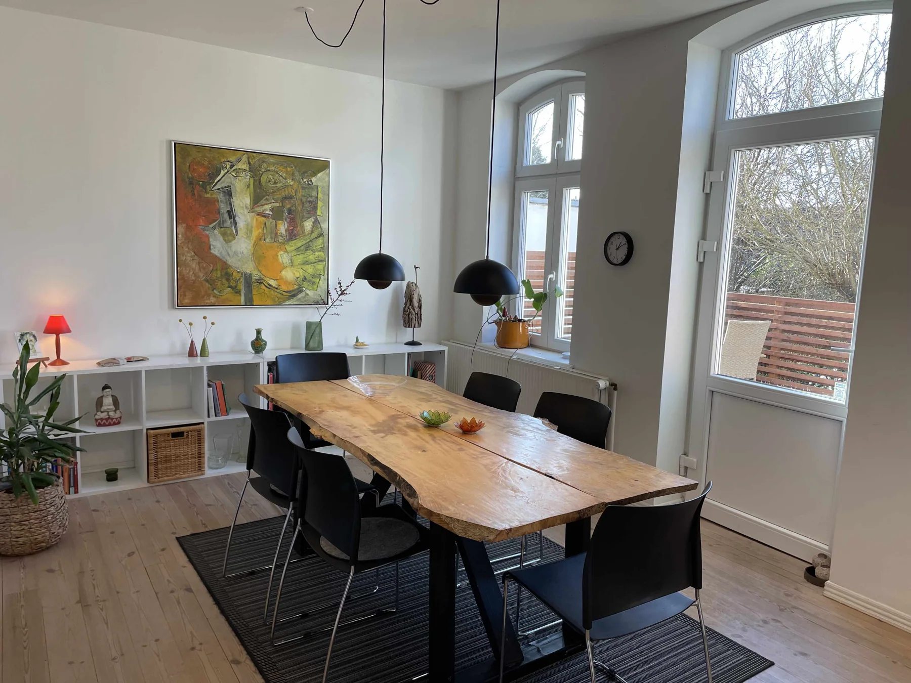 Langbord af træ i spisestuen