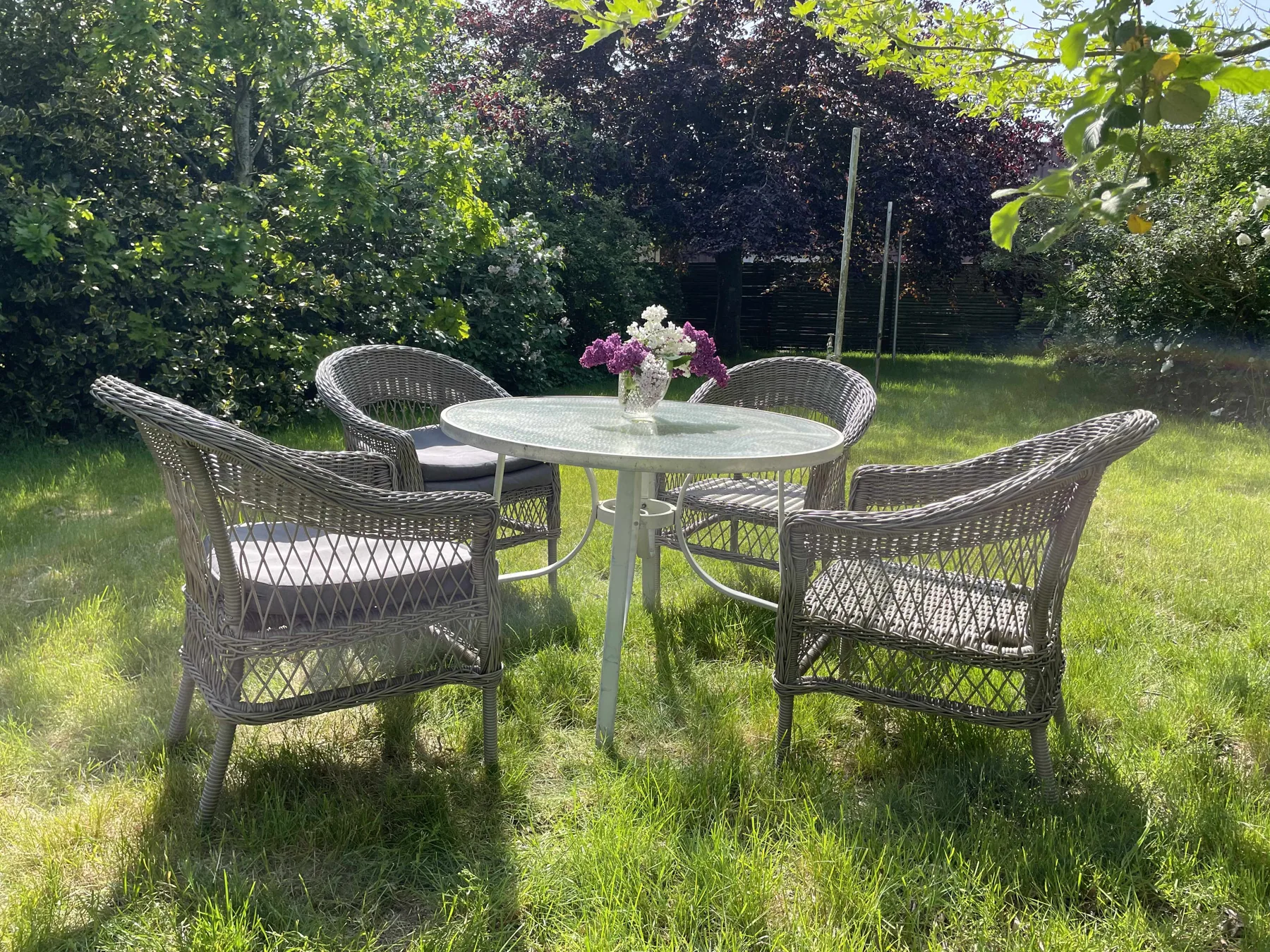 Havebord med blomster i den grønne have