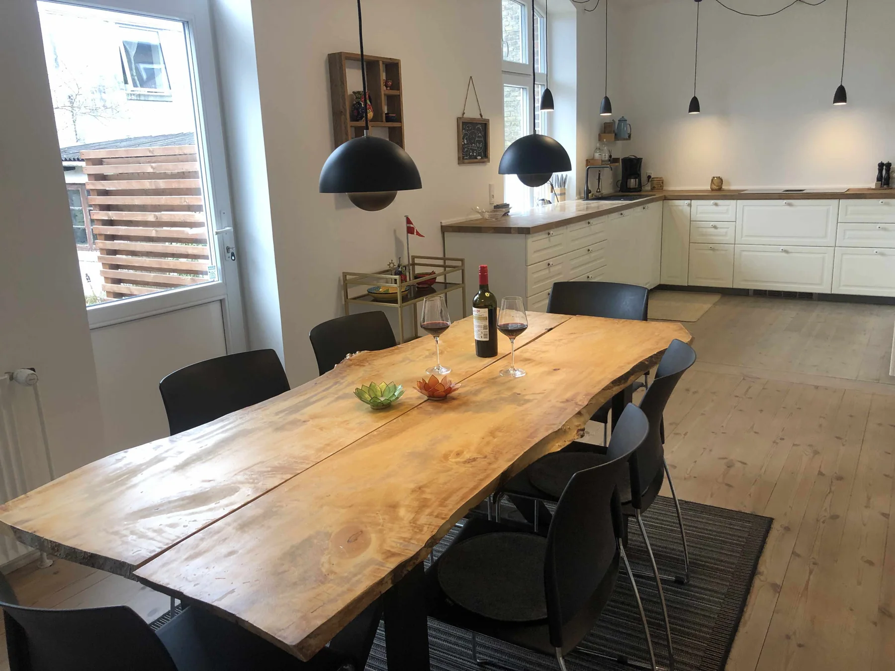 Langbord i træ i spisestuen